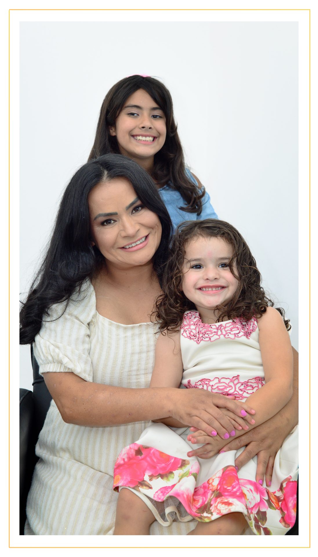 Mãe acolhida pela Casa Pró-Vida com suas duas filhas